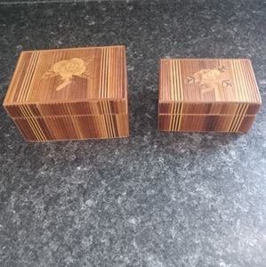 Set of 2 wooden nesting boxes